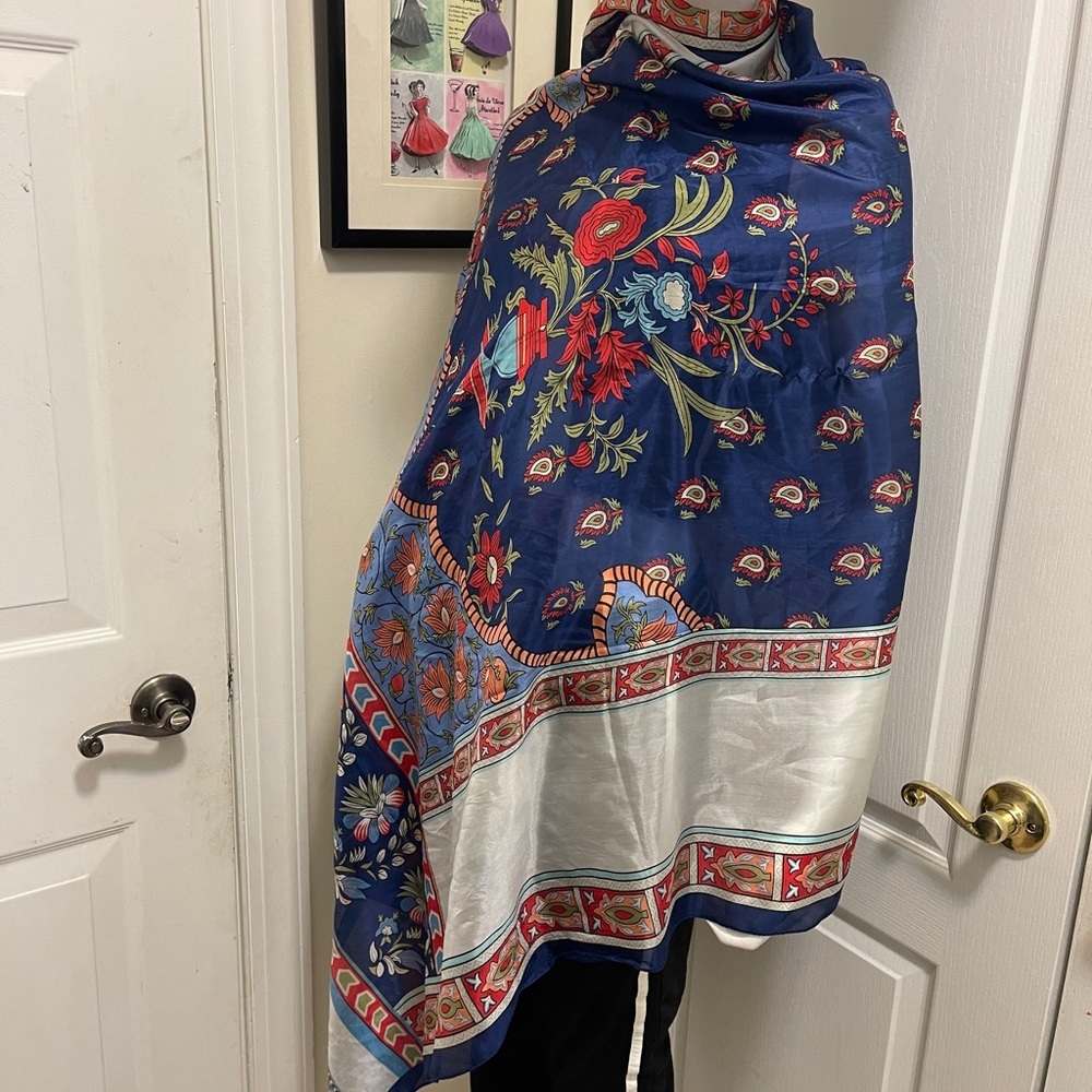 A large 100% silk scarf can be used as a wrapper or Hijab - Picture 10 of 16